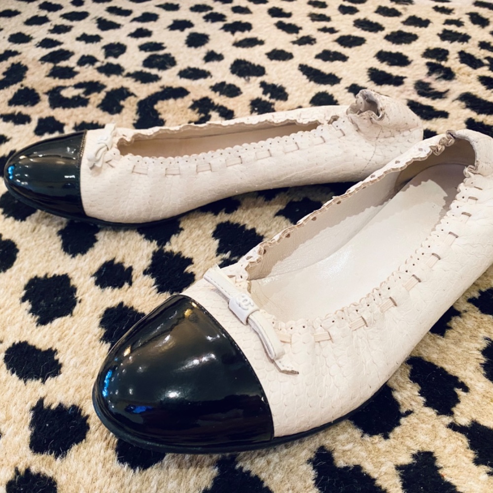 Chanel White Python And Black Toe Ballet Flats 36… - image 2